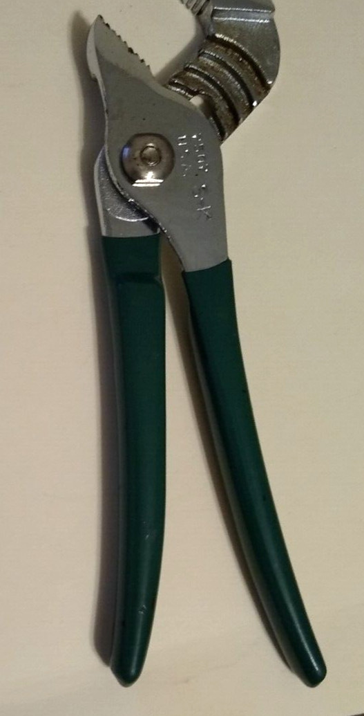 S-K – 7507 – 6-1/2″ Long – Adjustable Slip Joint Pliers – Green Grip – Pre-owned