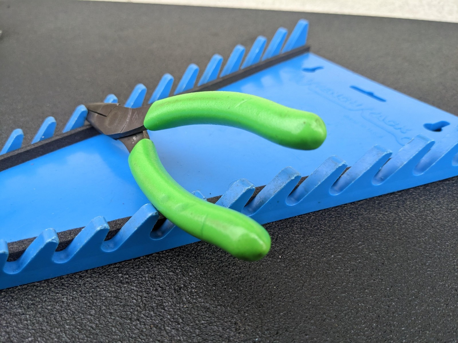 #bo037 Snap-On Tools USA GREEN 6″ Soft Grip Needle Nose Pliers 95ACFG