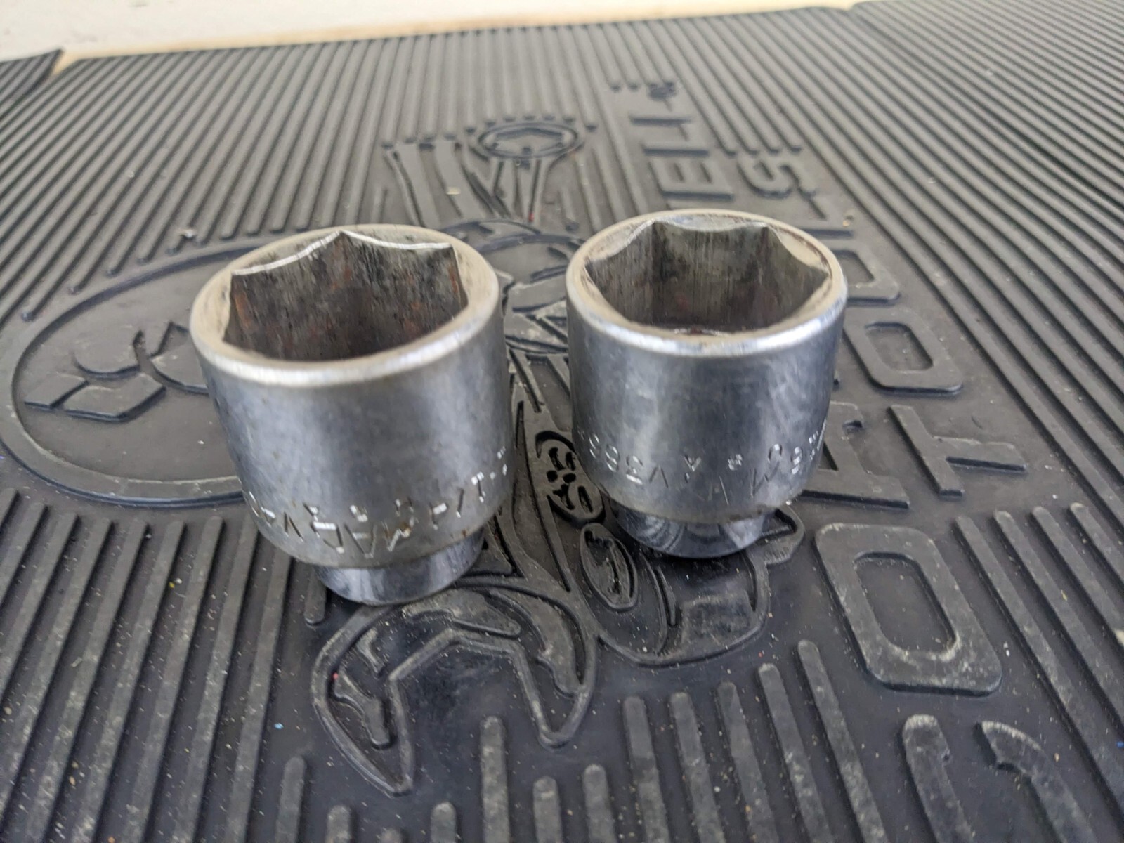 #ay557 Mac Tools V406 V386 1/2″ Drive 1-1/4″ and 1-3/16″ Chrome 6 Point Sockets