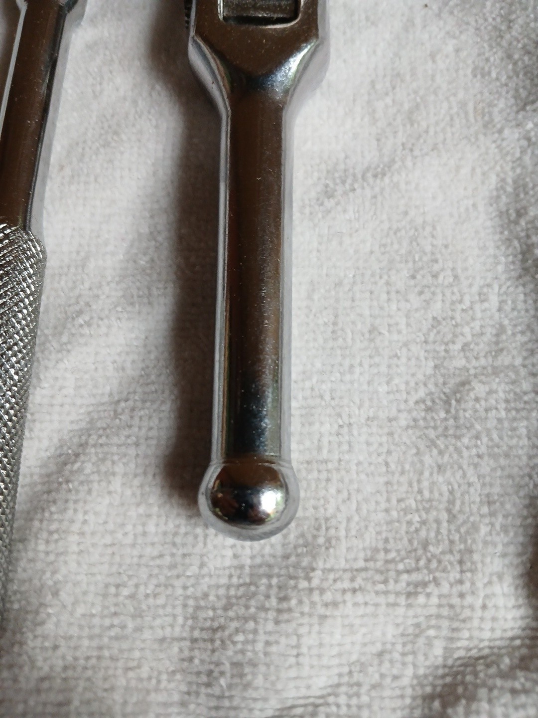 2 Stubby Flex Head Ratchets, 1 – 1/2″ And 1 – 1/4″ Unbranded