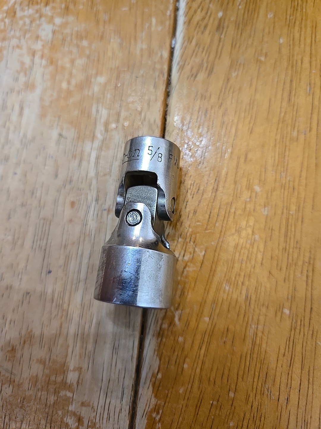 Snap On 3/8″ Drive 5/8″ 12PT Chrome Swivel Socket FVU20