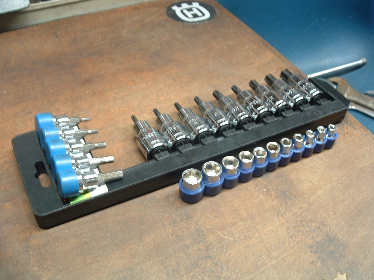 LOT OF 25 ASSORTED SOCKETS, 9 PIECE METRIC 1/2″ DRIVE TORX STAR, 3/8″ + 1/4″ SET
