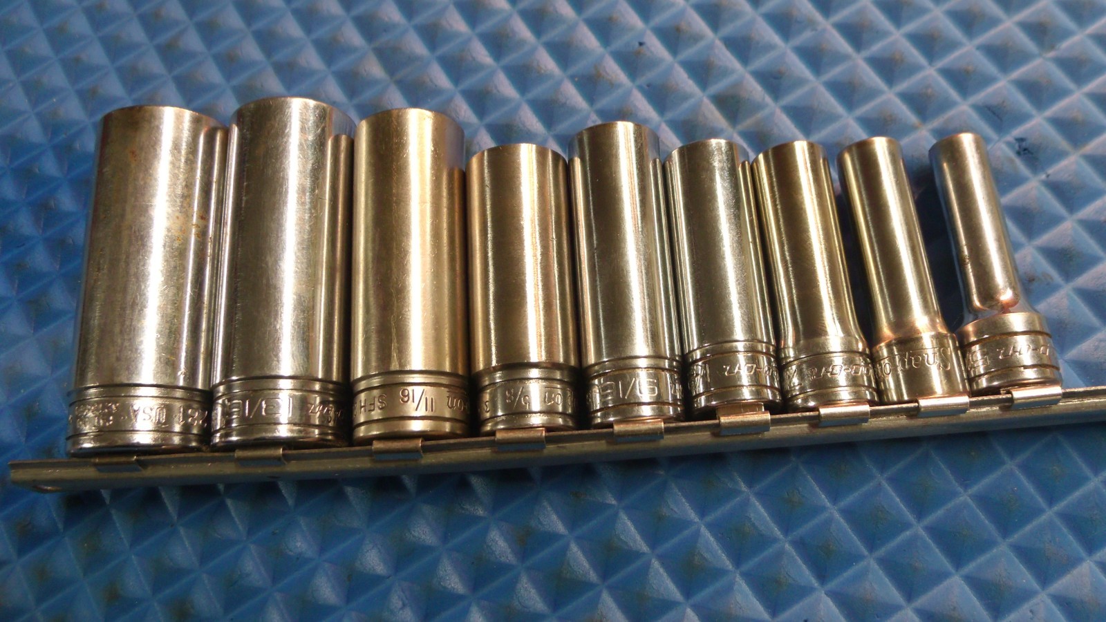 9 PCS. «SNAP-ON» U.S.A. 3/8″ DRIVE 12 POINT DEEP SOCKETS: 5/16 – 7/8″ ON CLIP