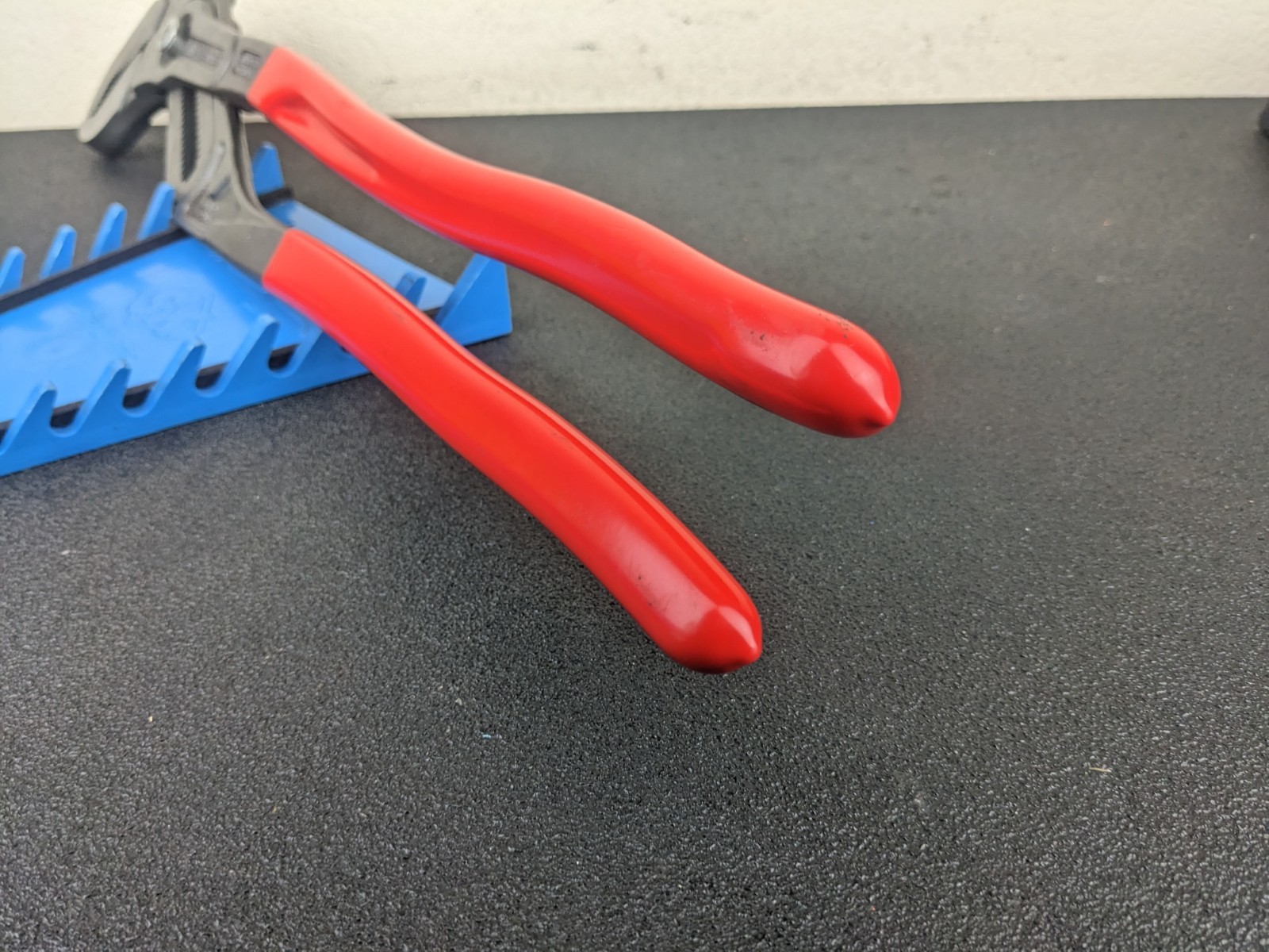 #bm389 Knipex 8701560 22″ Cobra self gripping pliers