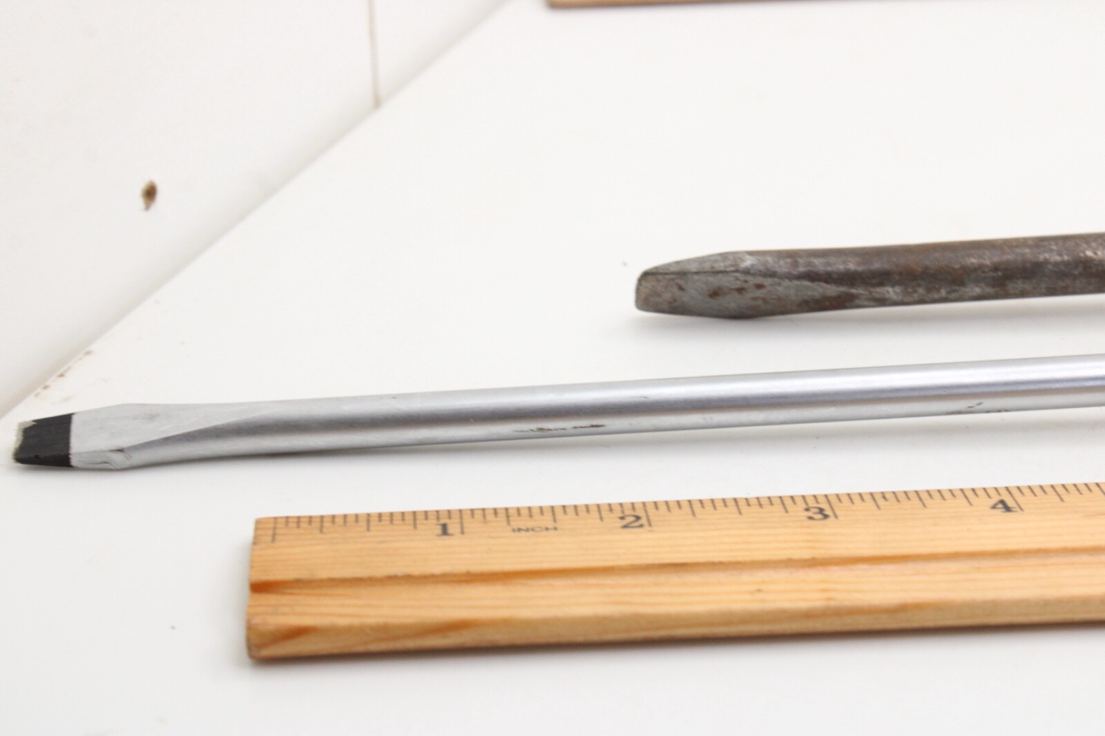 Lot of 2 Slotted/Flat Screwdrivers Long Shaft Soft Grip Heavy Duty 16″ and 12″