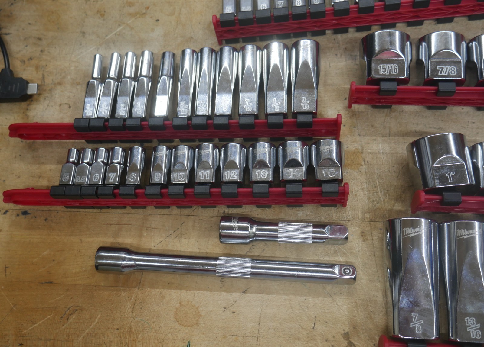 MILWAUKEE ASSORTED DEEP WELL & REGULAR SOCKETS METRIC & STANDARD 75 3/8, 1/4