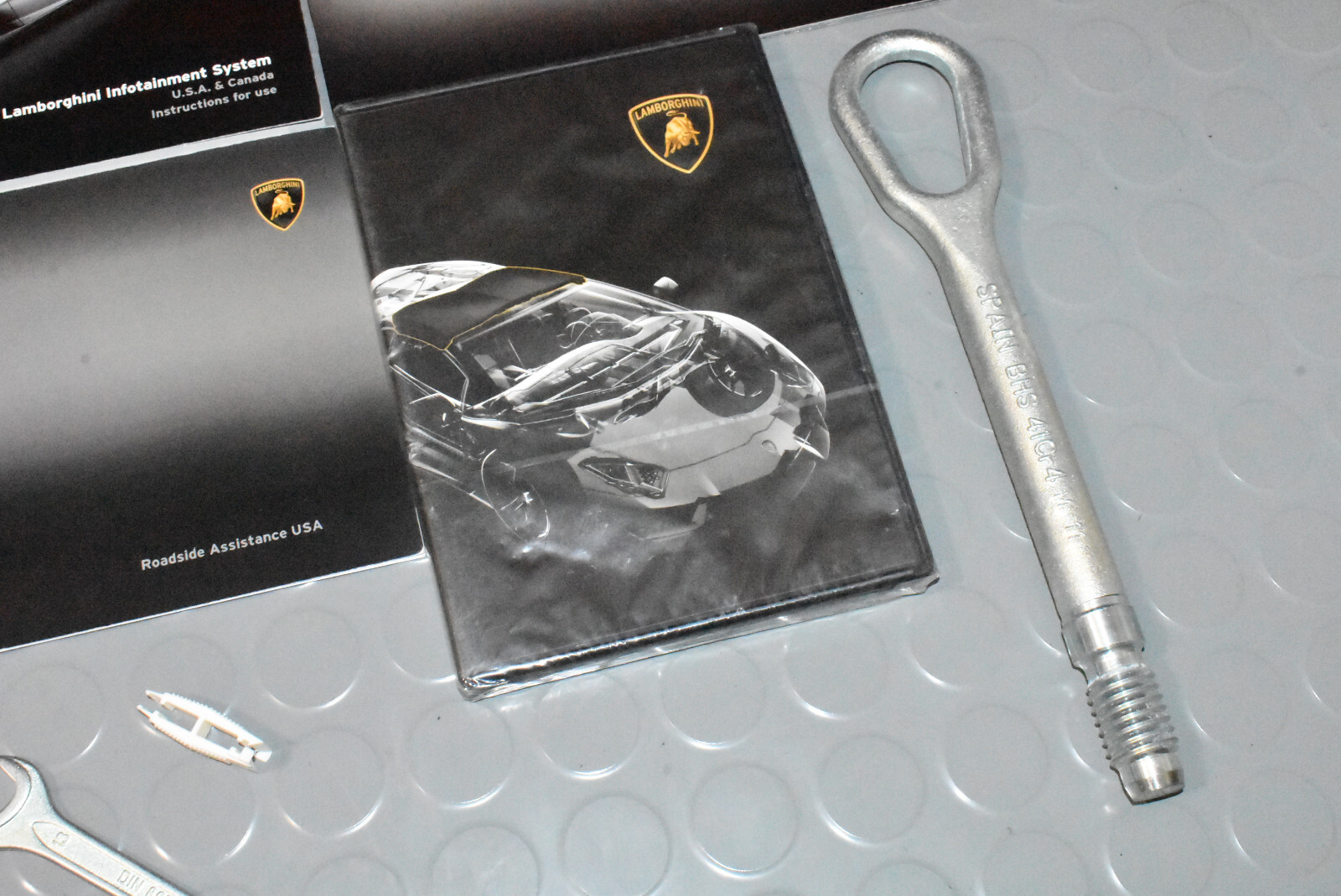2014 Lamborghini AVENTADOR Owners Manual KIT TIRE TOOL AIR COMPRESSOR PUMP SET