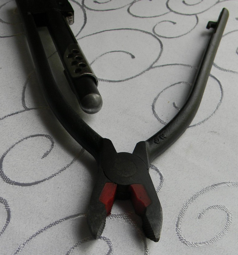 BLUE-POINT 11″ LONG WIRE TWISTER/CUTTER #WTRW9 IN BLACK CANVAS SLEEVE