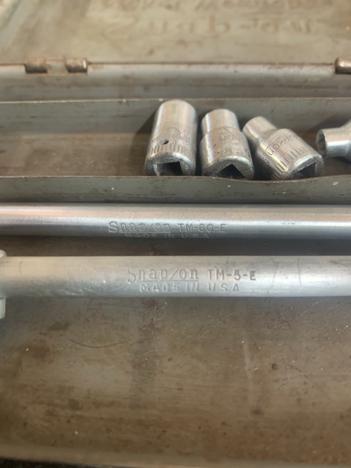 VTG Snap-On Metal Wartime 1/4 Dr Box, 4 Sockets,Extension & T Breaker Bar