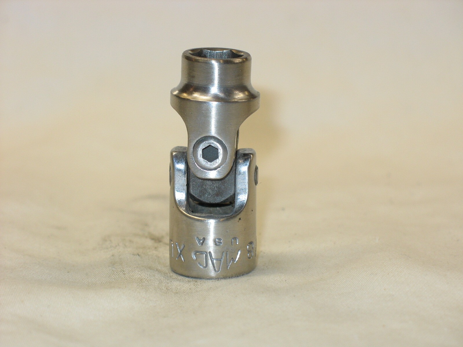Mac Tools 3/8″ Shallow 3/8″ Drive 6 Point Universal Swivel Socket XU126