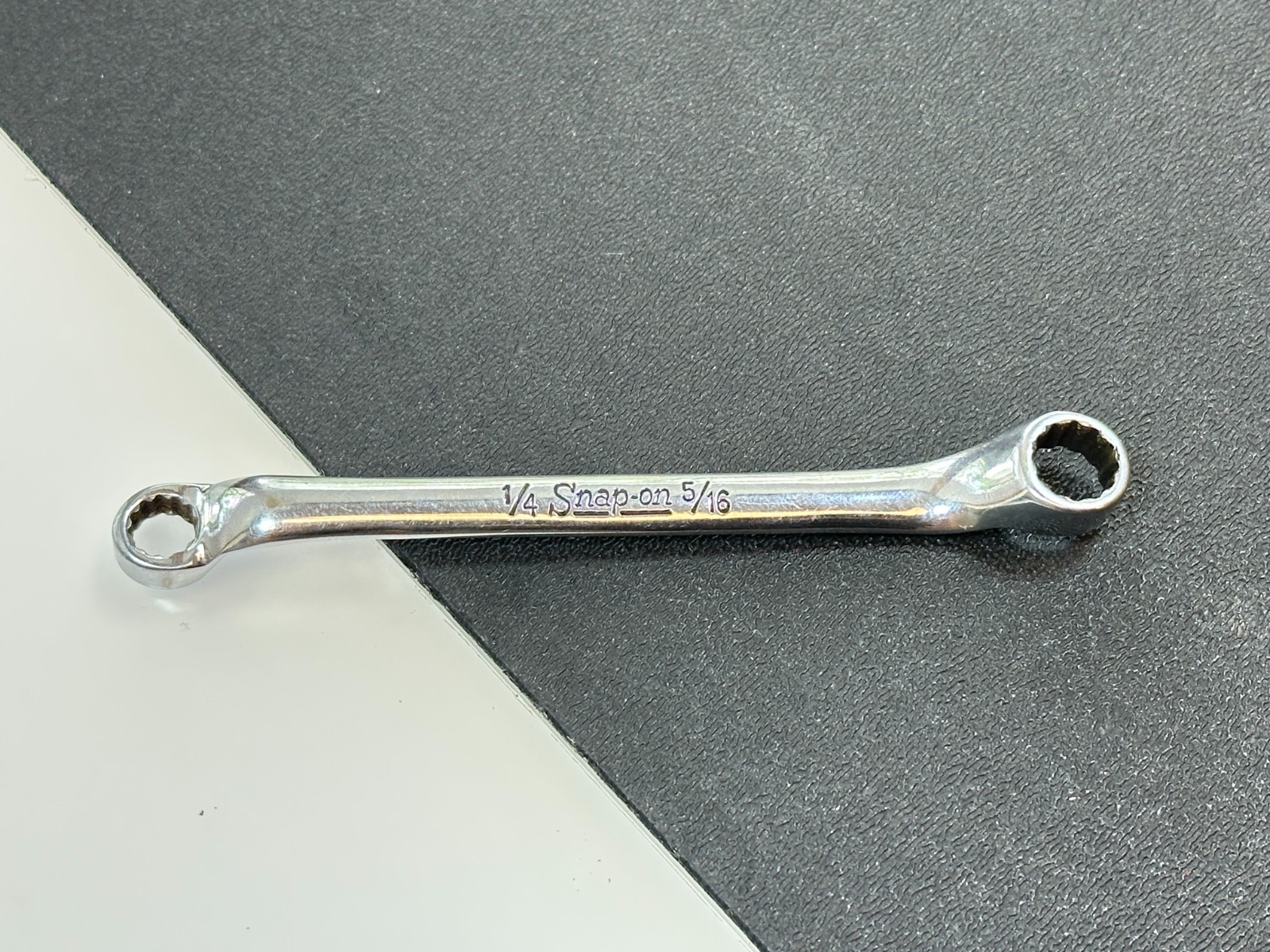 Snap-on Tools USA XS810 SAE 1/4 x 5/16″ Offset Short Box End Wrench, 12 Point