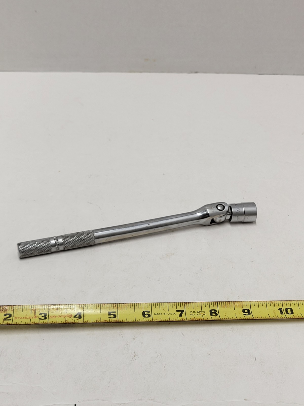 Snap-on FV10B 3/8″ Drive 7-7/8″ Long Flex Head Breaker Bar With 1/2 Socket