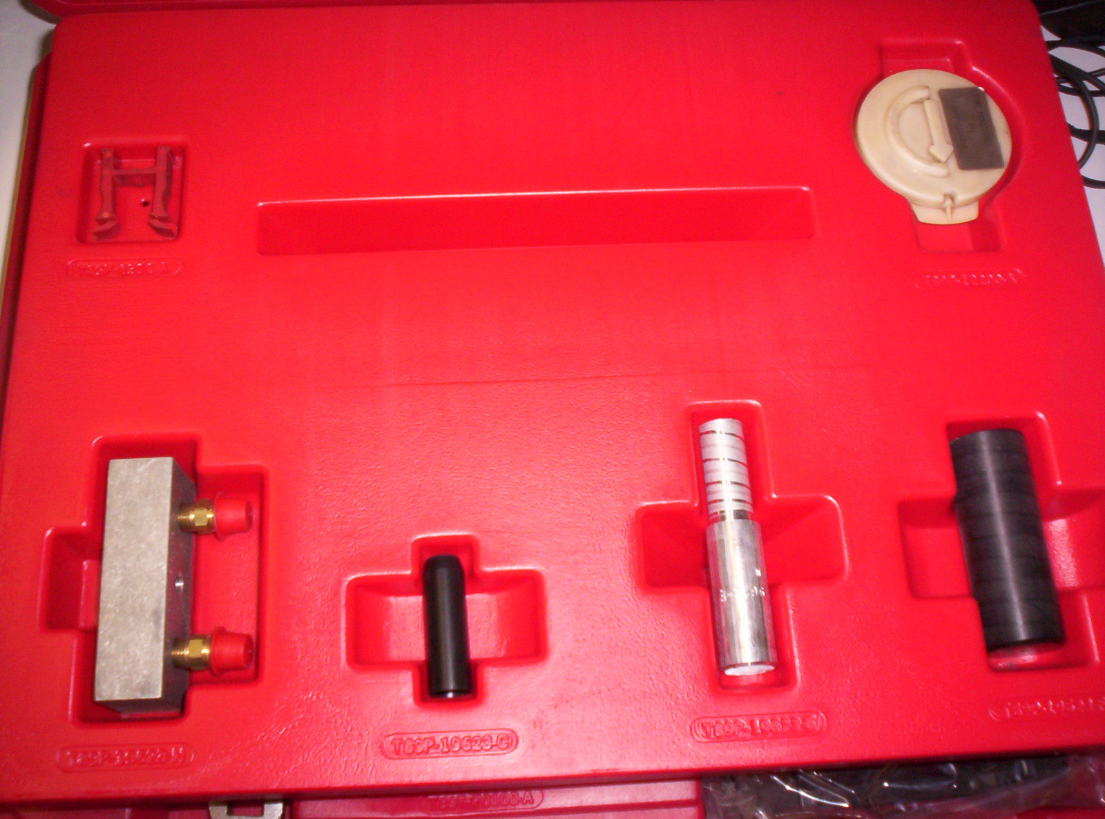 T89P-1000-B COMPLETE FORD ROTUNDA ESSENTIAL SERVICE TOOL SET.
