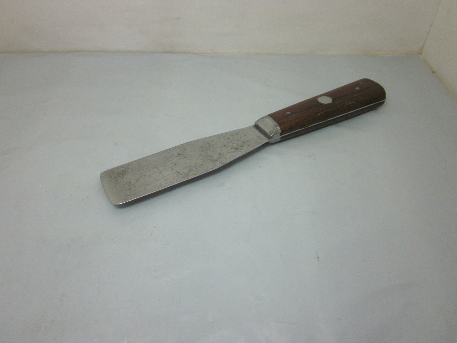Red Devil 1&1/4″F Flexable Putty Knife Wood Handle 3 Pins USA 1940’s~1950’s Era