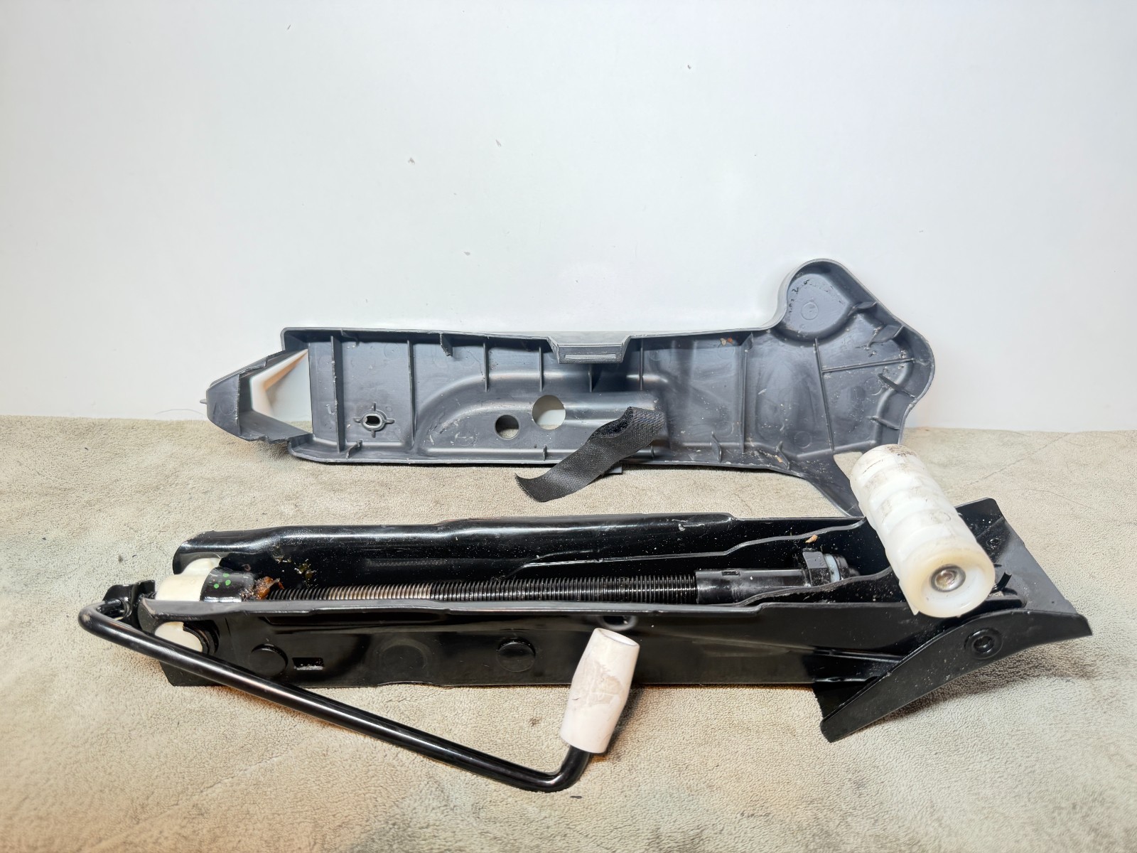 2012-18 Audi A6 S6 A7 S7 Emergency Spare Tire Jack With Mount OEM 4G0011031F
