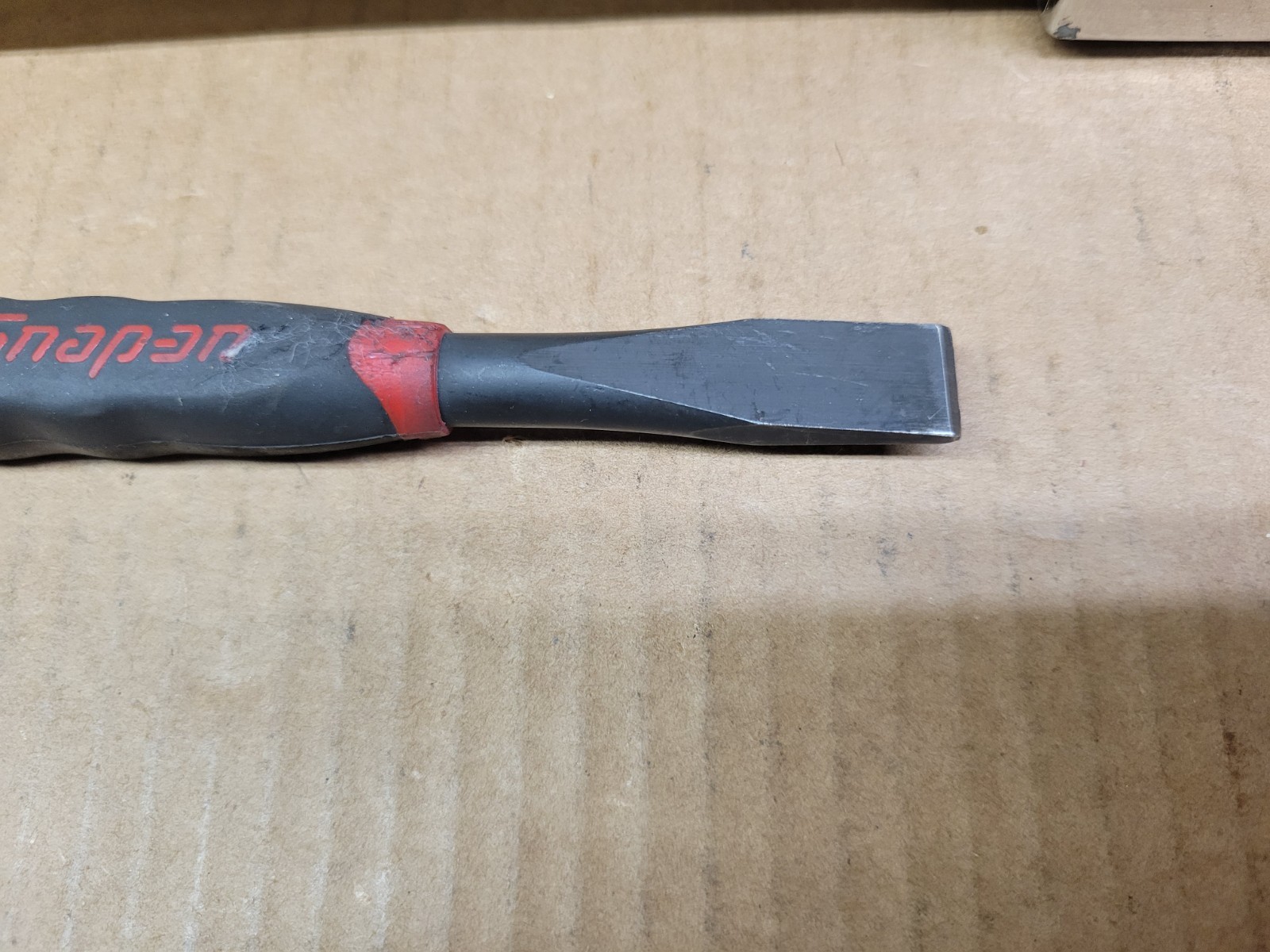Snap On 1/2″ Flat Chisel With Red / Black Comfort Handle Grip No PCSG816