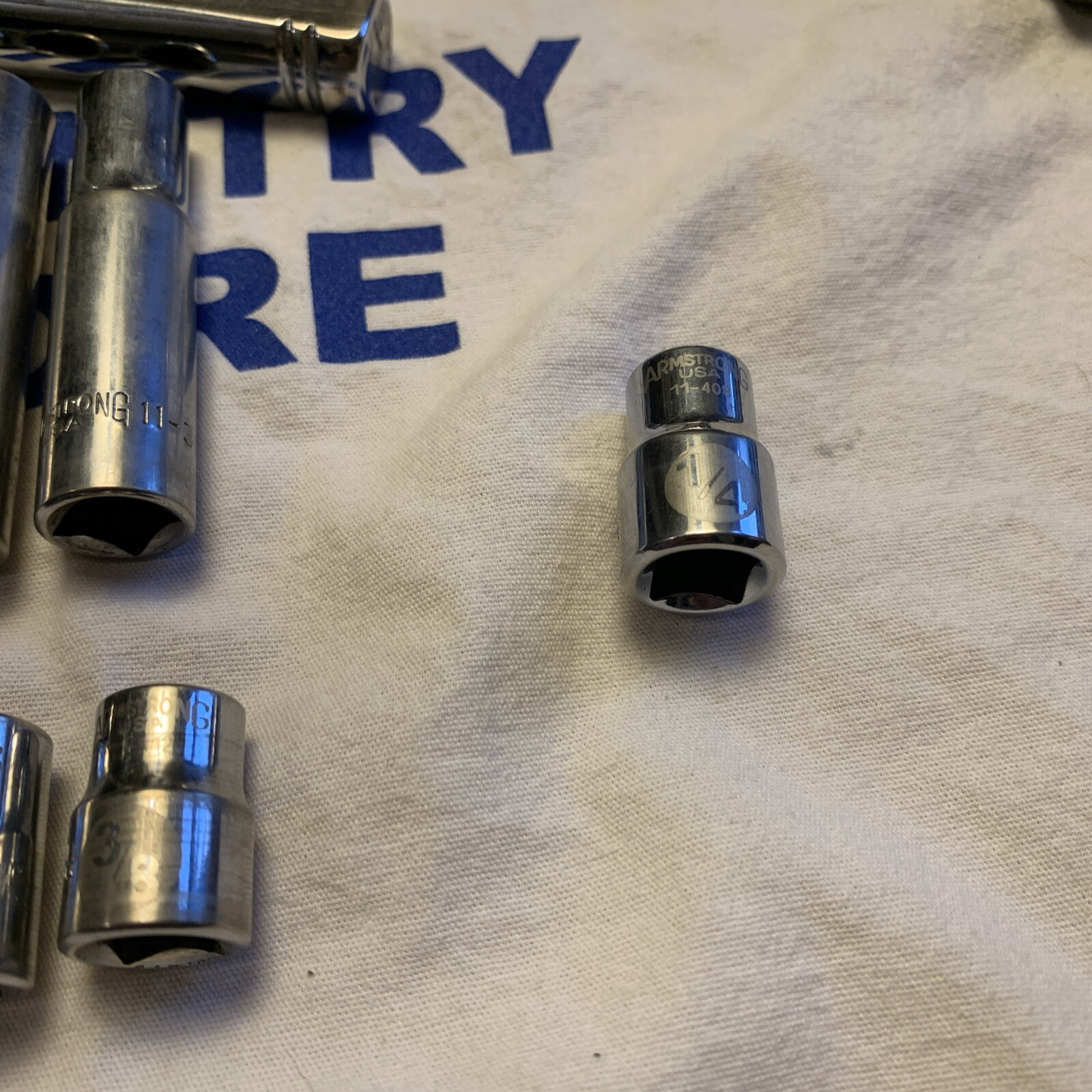 Armstrong 3/8″ Drive 25pc 12pt SAE Shallow & Deep Socket Set w/ Ratchet & more