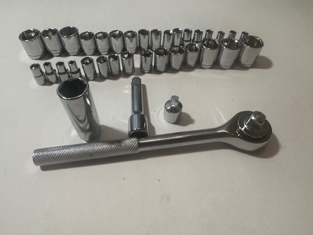 NEW – OPEN BOX 36 PC 3/8″ DRIVE 6 PT METRIC / SAE SOCKET SET W/ RATCHET + EXT