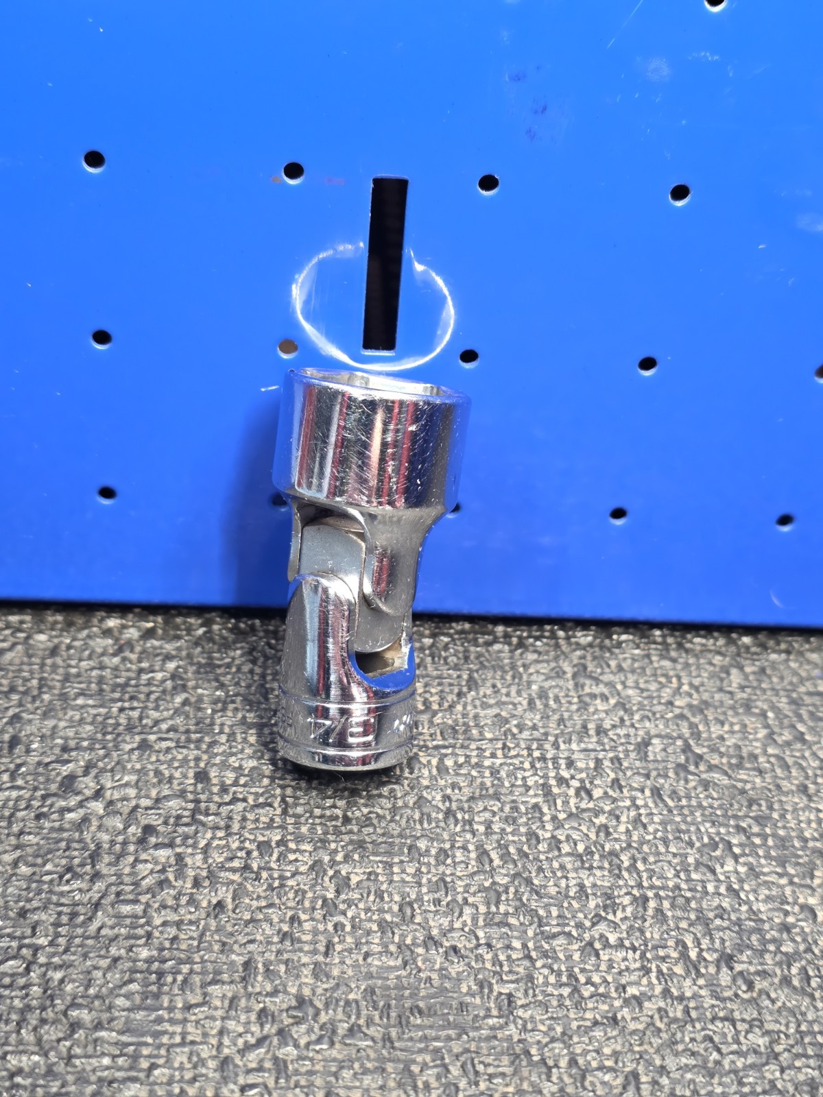 Snap-on Tools FS24 3/4″ 6-Point 3/8″ Drive Swivel Universal Shallow Socket