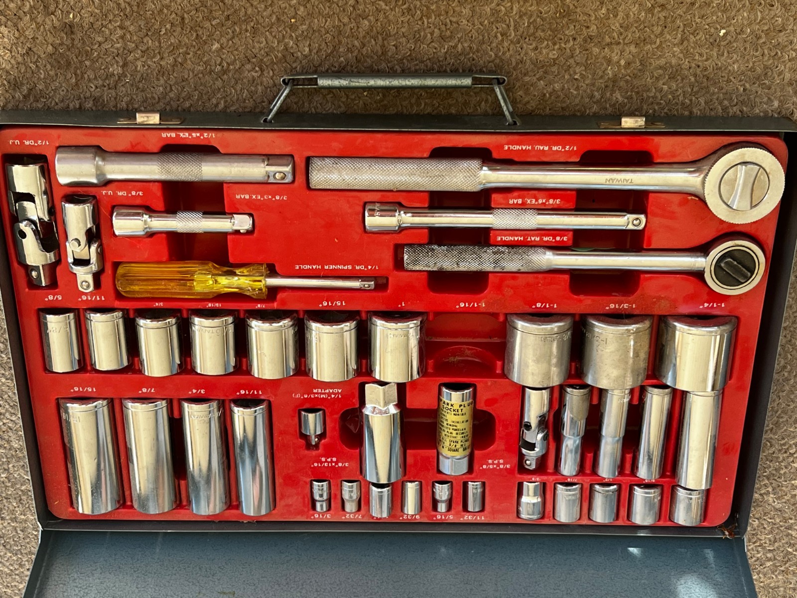 socket set sae 43-PCS, 1/2, 3/8 AND 1/4″ SQUARE DR. LARGEST SOCKET = 1 & 1/4″