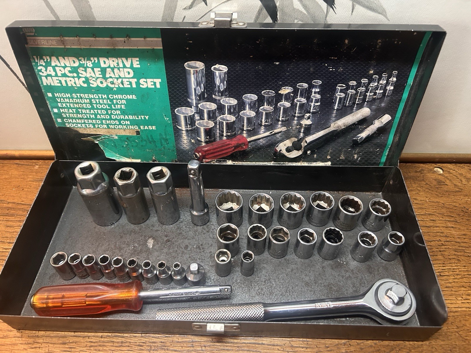Vtg 32 Piece Socket Set 1/4″ & 3/8″ Chrome Van Metal Case Some Never Used Minus1