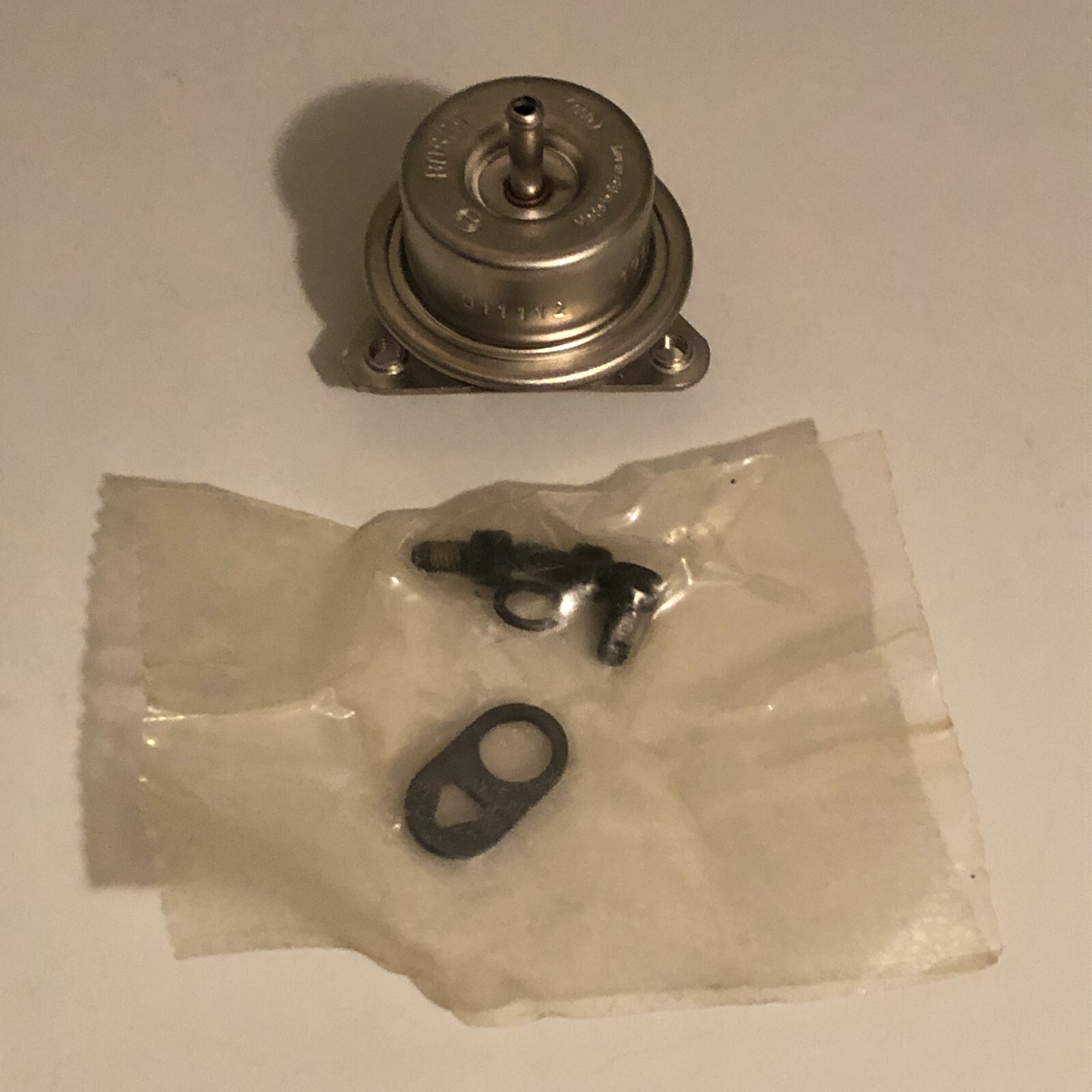 NOS FORD OEM 5.0L 5.8L 7.5L Fuel Pressure Regulator Kit F4CZ-9C968-A Complete