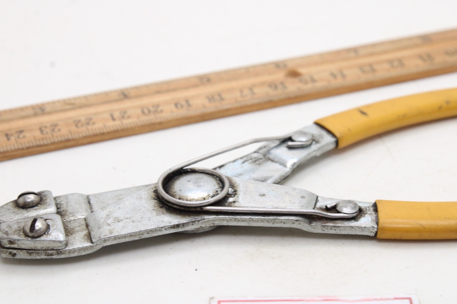Unbranded 7″ Yellow Rubber Handle Spring Loaded External Snap Ring Pliers USA