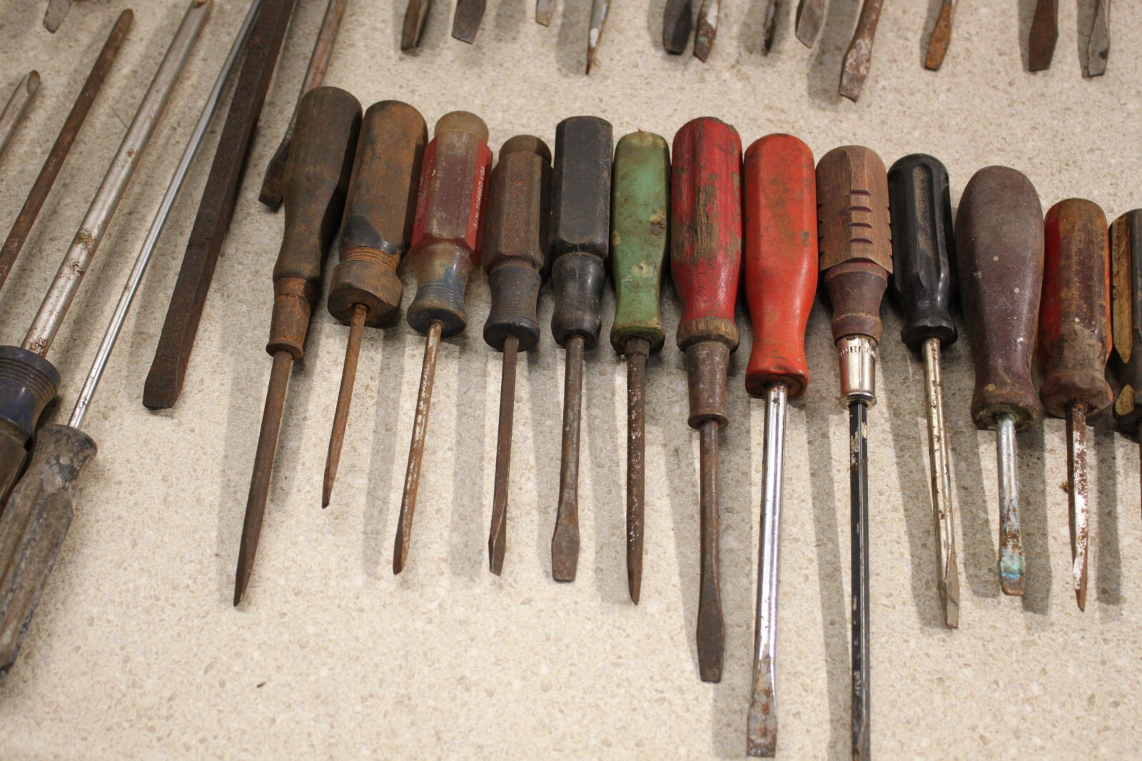 Lot Of Various Size Flat Head & Phillips Head Screwdrivers Vintage Old Tools9357