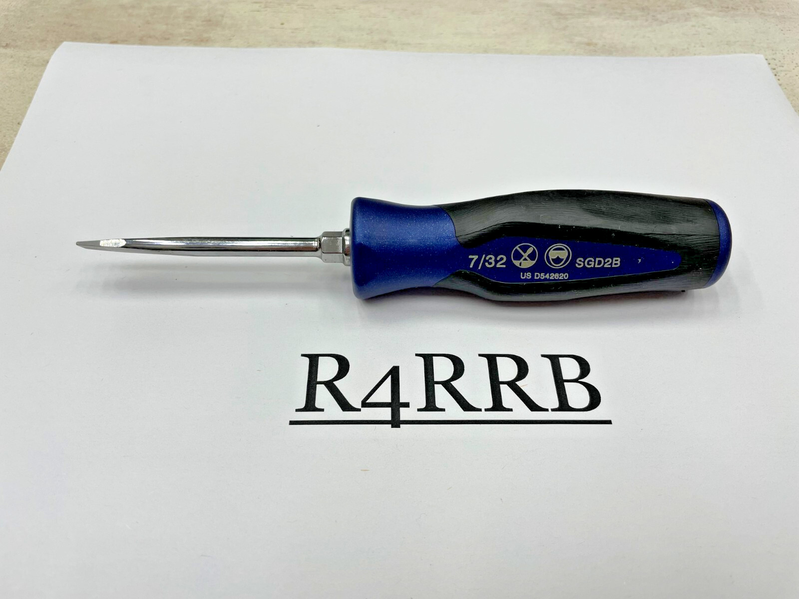Snap-on Tools USA NEW POWER BLUE 7/32″ Soft Grip Flat Head Screwdriver SGD2BMB