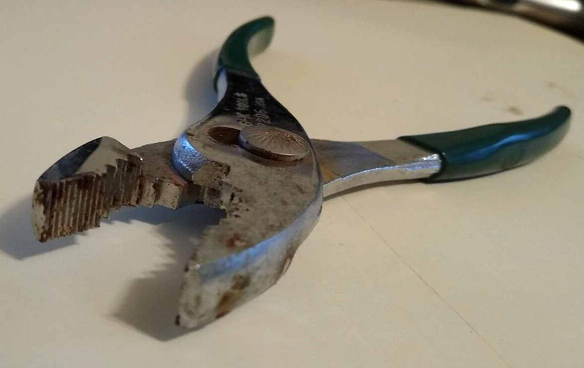 S-K – 7206 – 6-1/2″ Long Slip Joint Pliers – Soft Grip Green Handles -Pre-owned