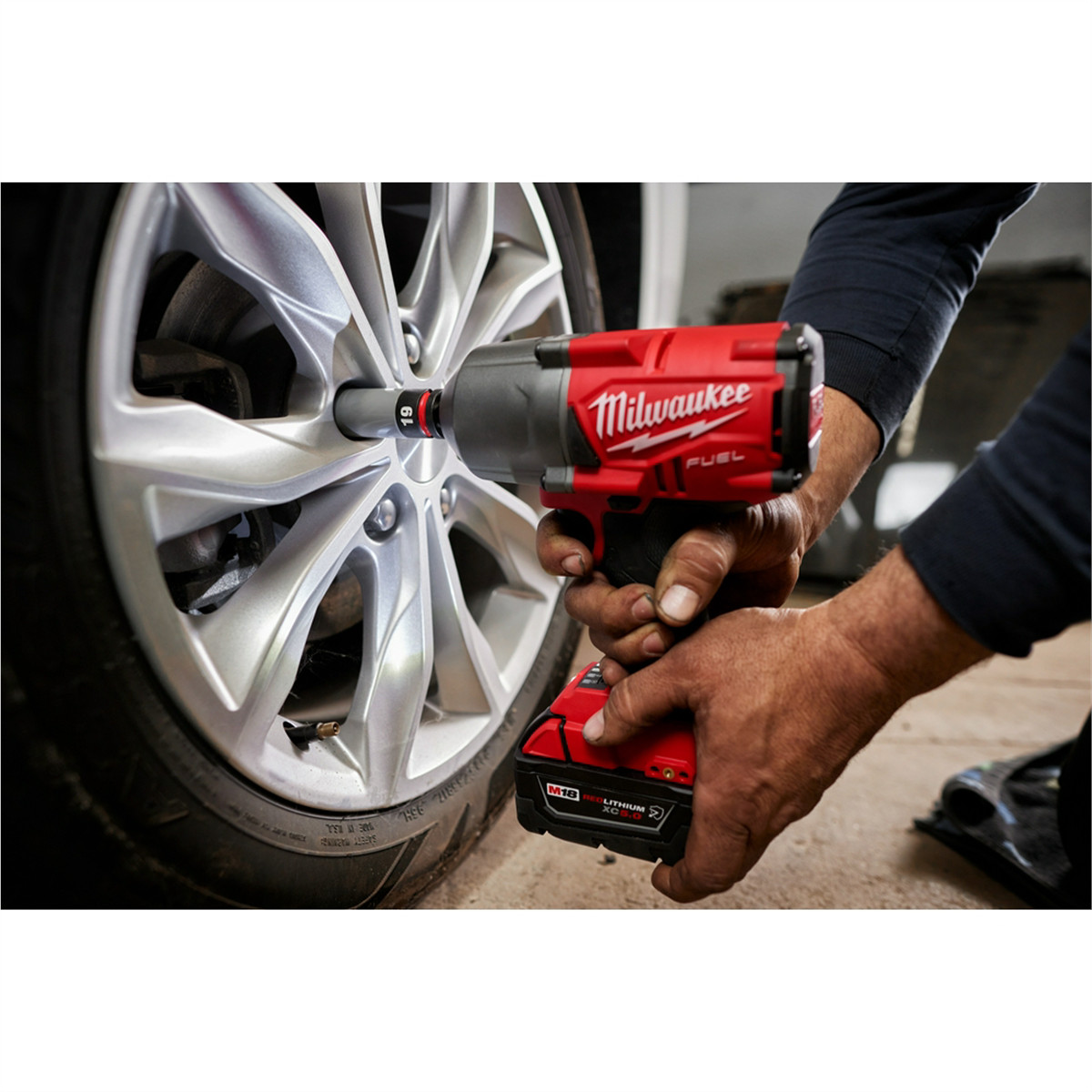 Milwaukee Tool SHOCKWAVE Impact Duty 1/2 Drive 13/16″ SAE Lug Nut Wheel Socket