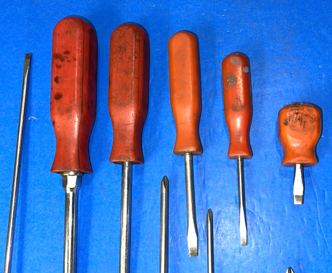 MAC TOOLS VINTAGE 9 PIECE ASSORTED RED HARD HANDLE SCREWDRIVER SET