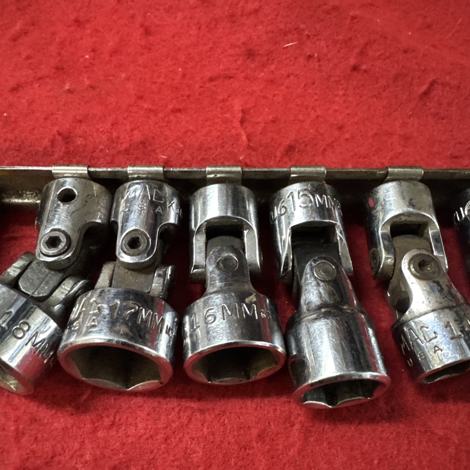 Mac Tool Metric 3/8″ Drive Swivel Universal Socket 10MM-19MM XU6
