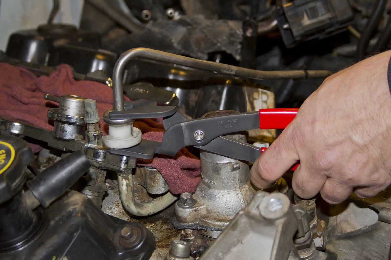 A/C and FUEL LINE DISCONNECT PLIERS – automotive tool – Lisle Tools #37300