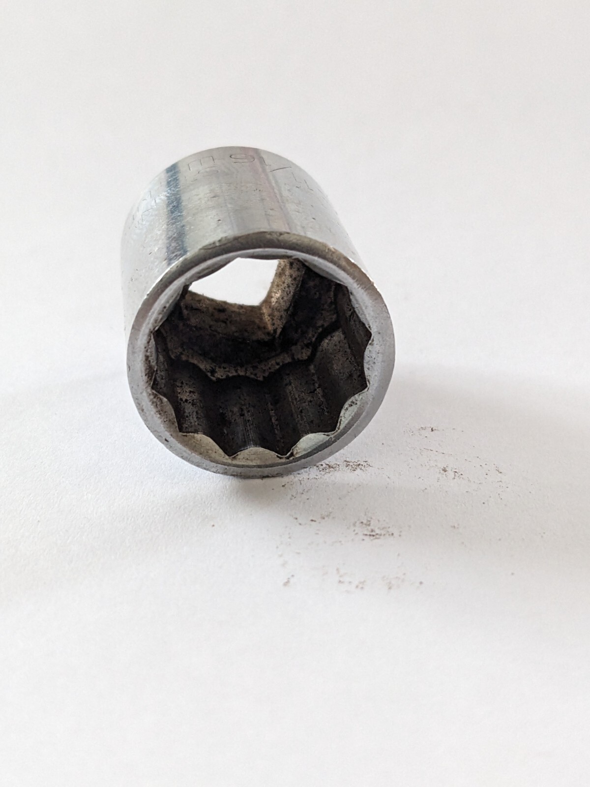 Stanley WorkMaster 86-267, 11/16″, 3/8″ Drive SAE Hand Socket, 12 Point