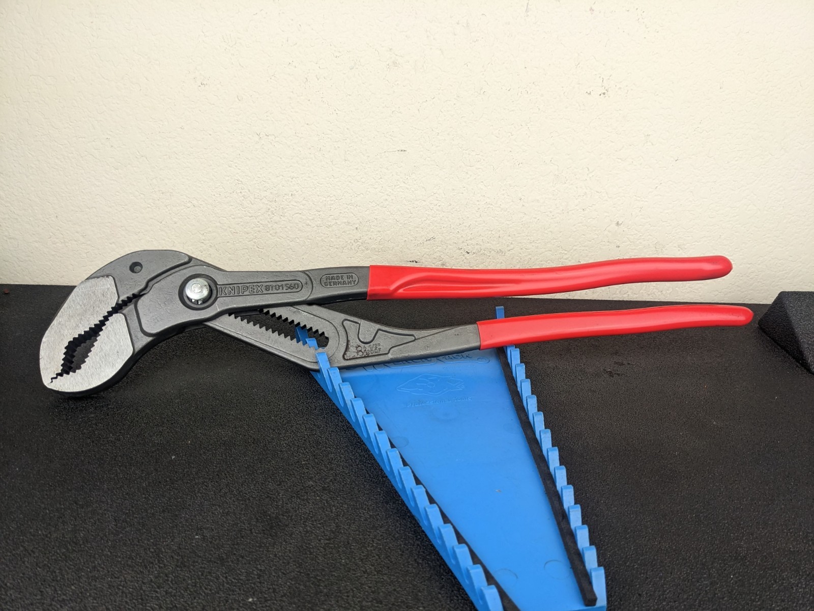 #bm389 Knipex 8701560 22″ Cobra self gripping pliers