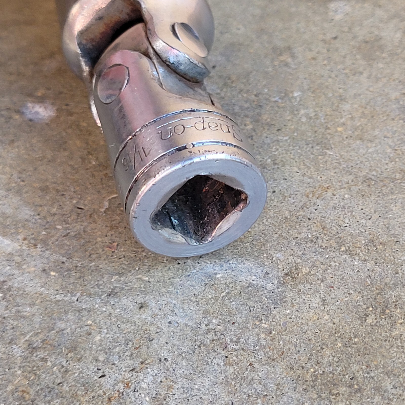 Snap On Tools FSU22 – 11/16″ Semi Deep Swivel Socket, 3/8″ Drive, 6 Point
