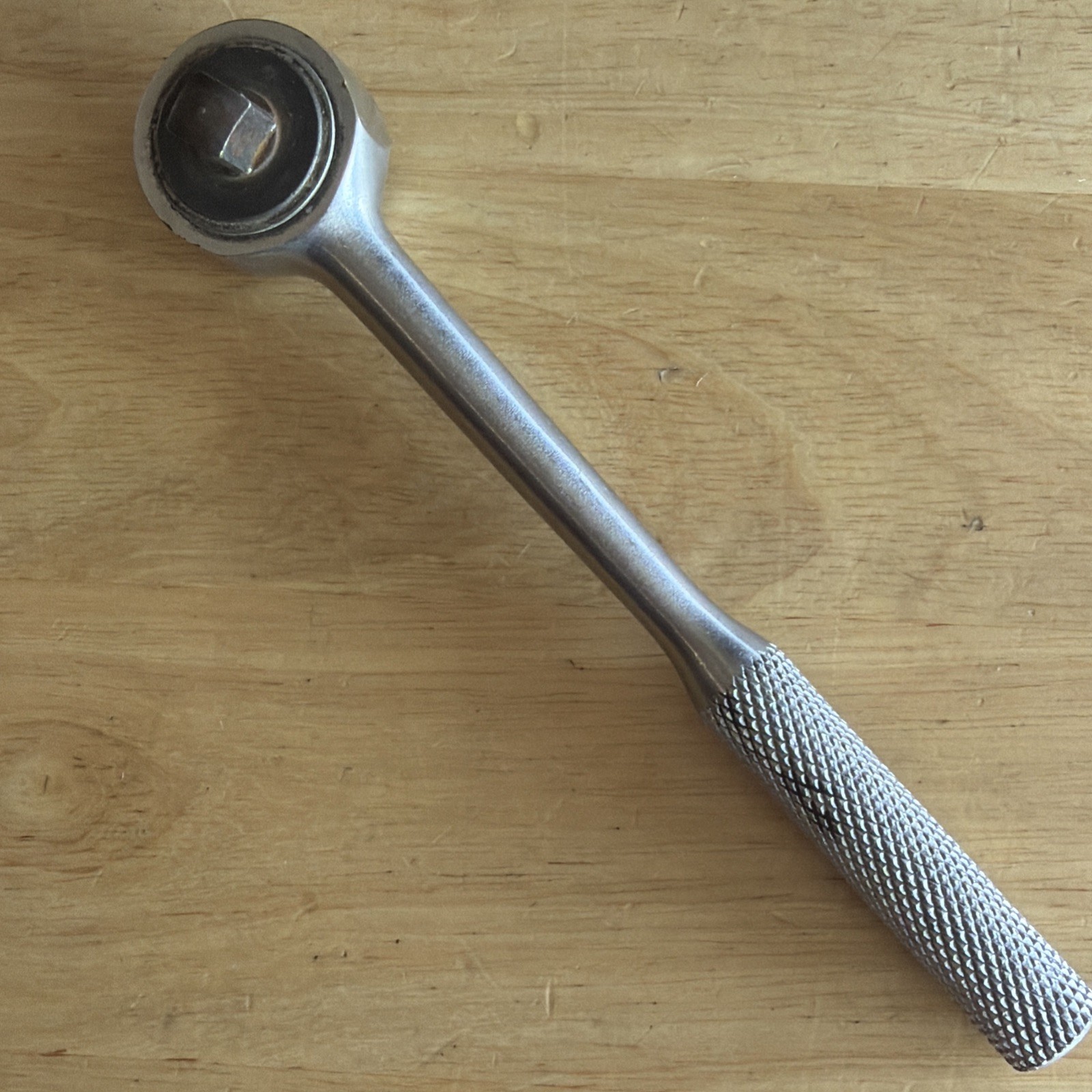 Action Tools 7-3/8″ Long Ratchet 3/8″ Drive Knurled Handl Round Head 77JA Vtg US