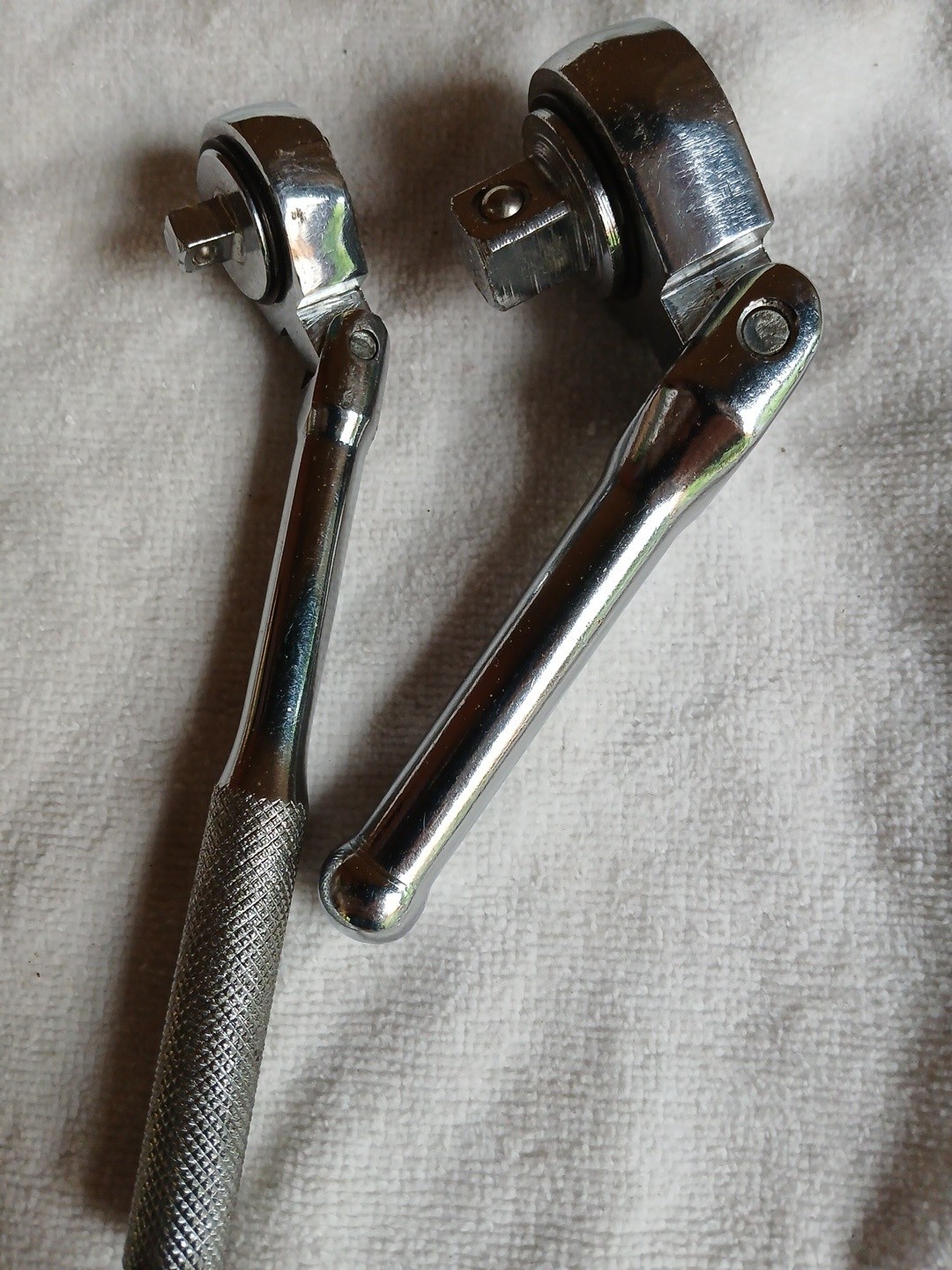 2 Stubby Flex Head Ratchets, 1 – 1/2″ And 1 – 1/4″ Unbranded