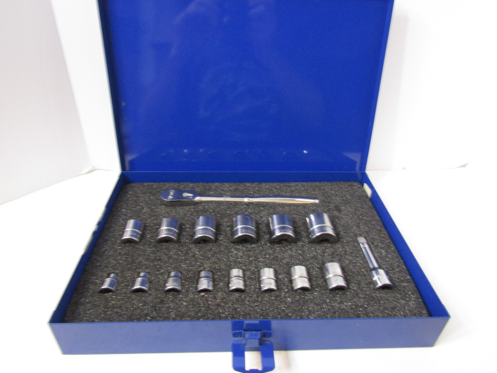WILLIAMS 16 PC METRIC SOCKET & RATCHET SET IN BLUE METAL CASE