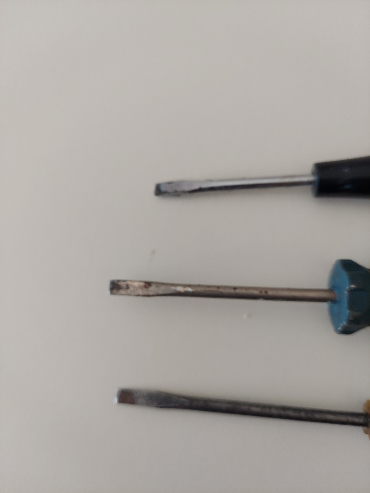 LOT OF THREE FLAT HEAD SCREWDRIVERS STANLEY, WIREMOLD