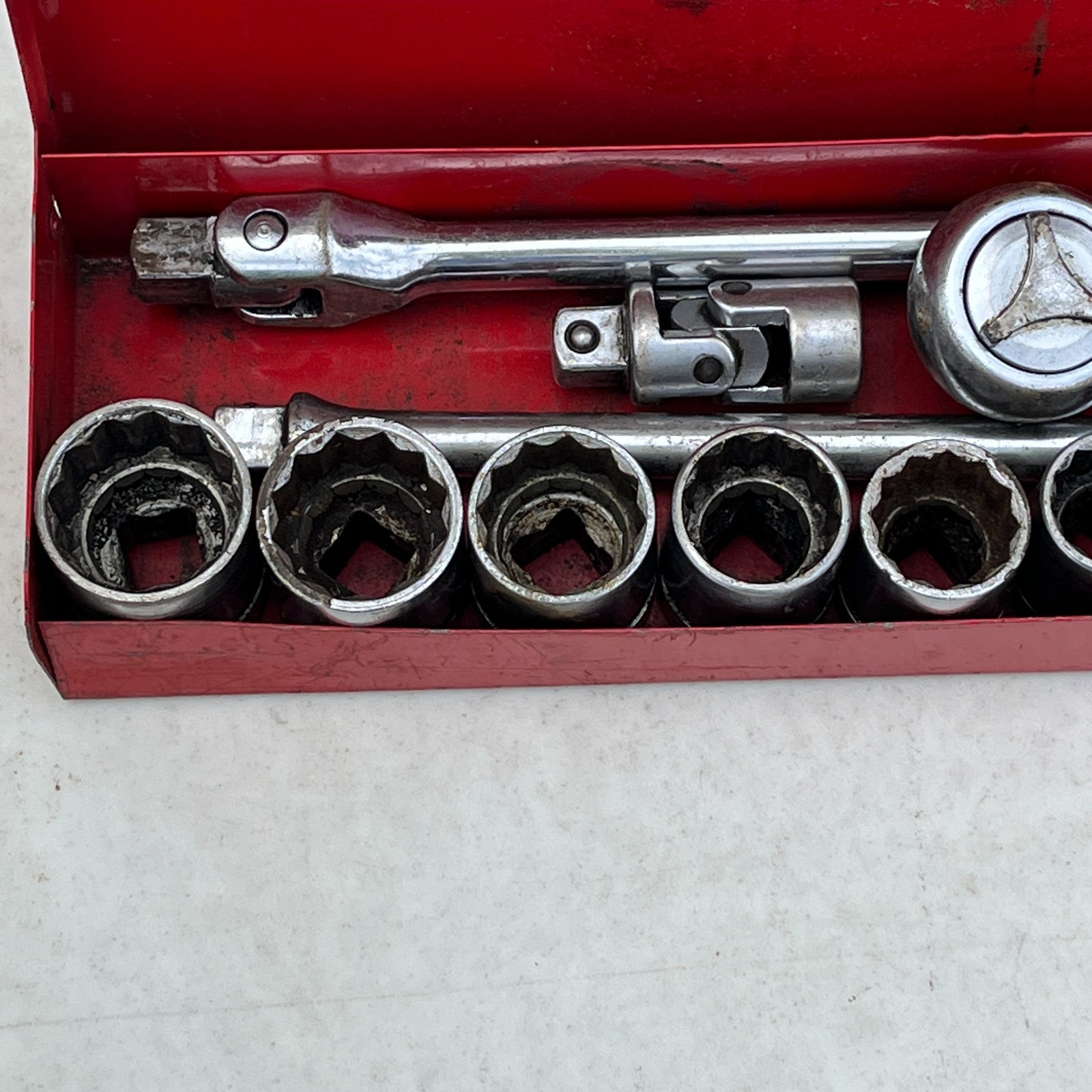 VINTAGE INDESTRO SUPER 18 Pc 1/2″ DRIVE SOCKET RATCHET SET + BOX – 7/16″- 1-1/8″