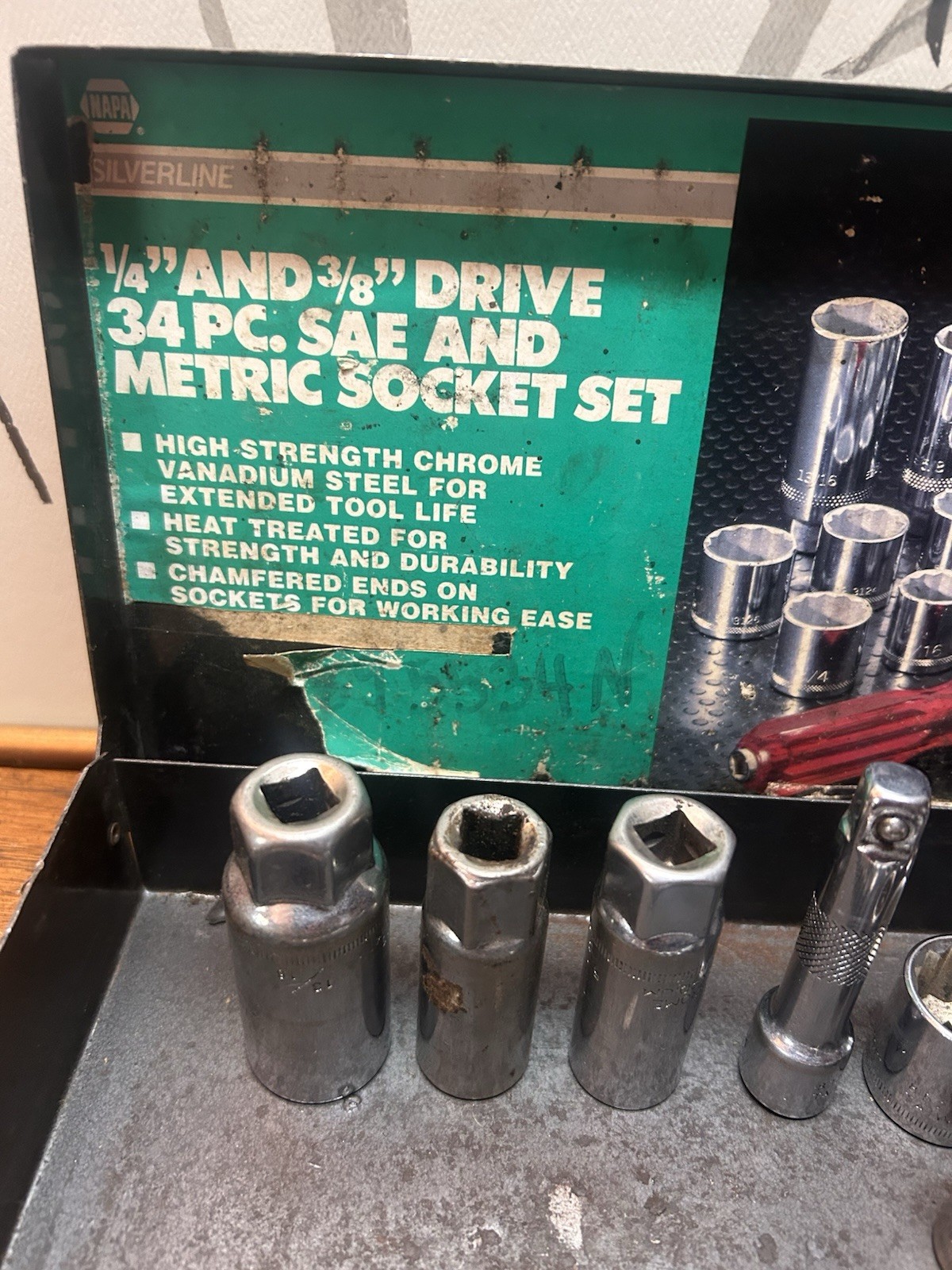 Vtg 32 Piece Socket Set 1/4″ & 3/8″ Chrome Van Metal Case Some Never Used Minus1