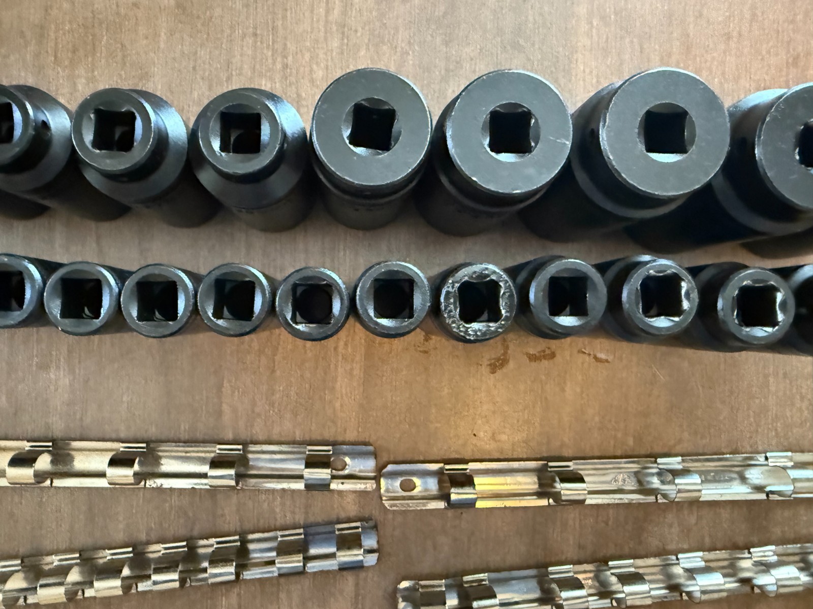 Mac Tools 24-PC. 1/2″ Dr. Metric Deep Impact Socket Set SVDPM246CBR & Tool Bag