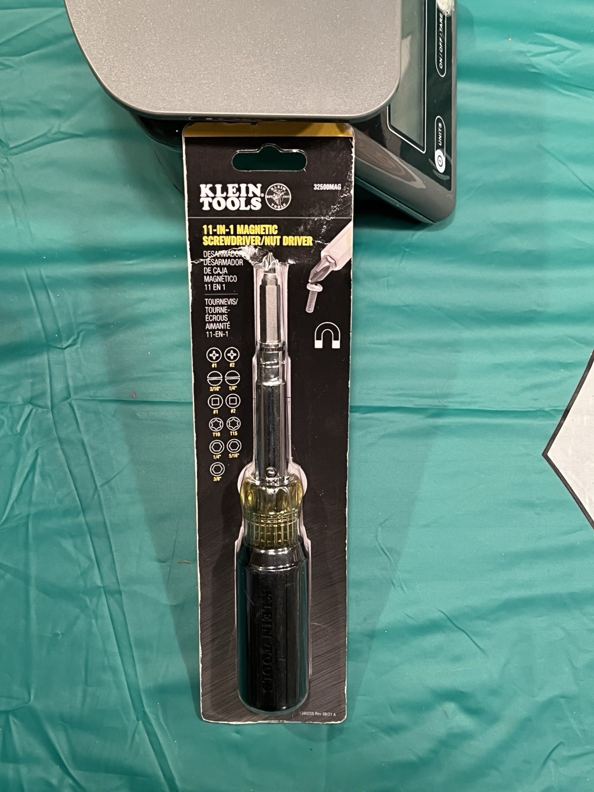 New! Klein Pro 11-in-1 Magnetic Flip Screwdriver/ Nut driver #32500MAG Box Crack