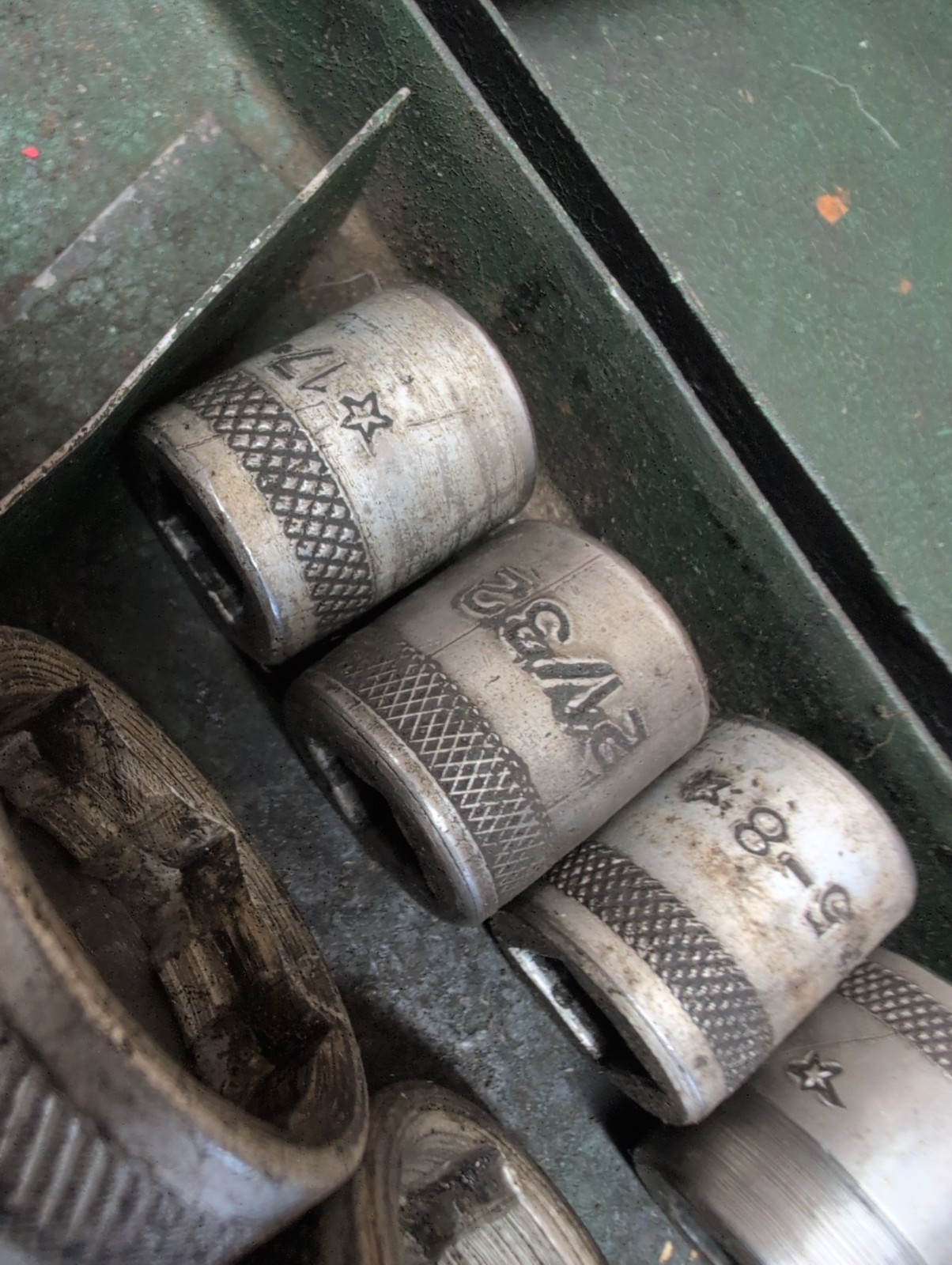 Vintage Indestro 1/2″ Drive Socket Wrench Set Metal Case 6 Point Hex Drive