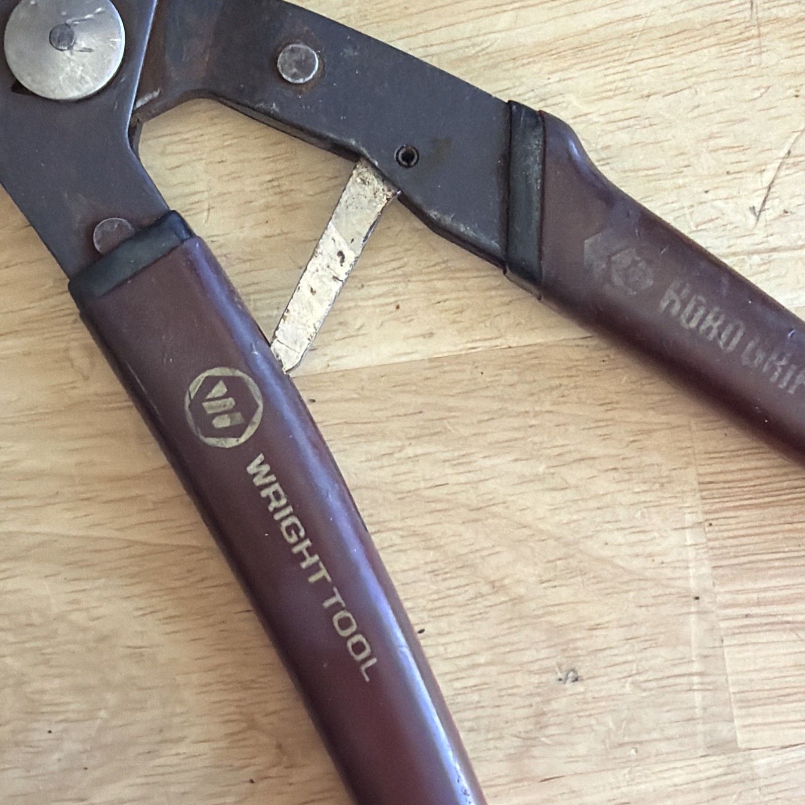Wright Tools 9″ Long Robogrip Self Adjusting Pliers Burgandy Handle Made in USA