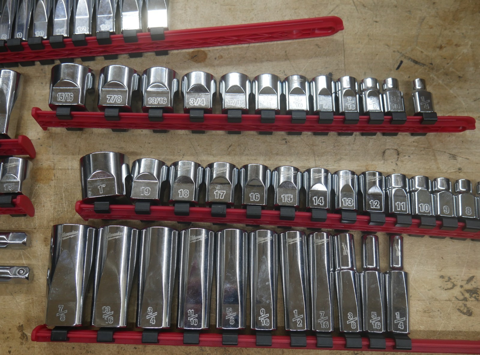 MILWAUKEE ASSORTED DEEP WELL & REGULAR SOCKETS METRIC & STANDARD 75 3/8, 1/4