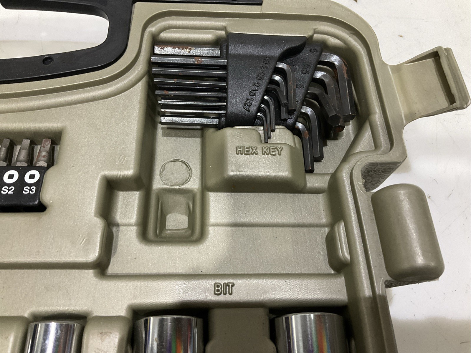 DR SOCKET JZ0028TA SET 1/4 IN, 3/8 IN, AND 1/2 IN 116 PIECE – INCOMPLETE SET