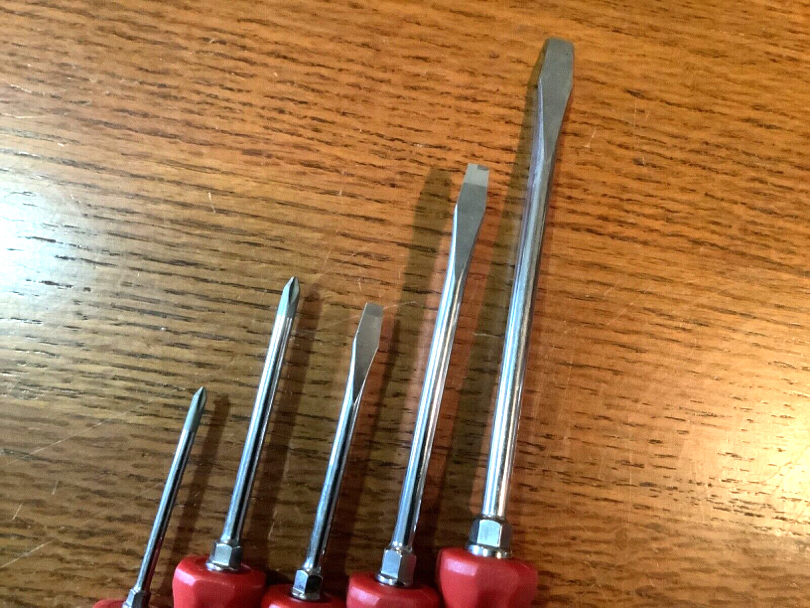 Lot of 5 Red Hard Handled Snap-on Screwdrivers 2 Phillips and 3 Flatheads New